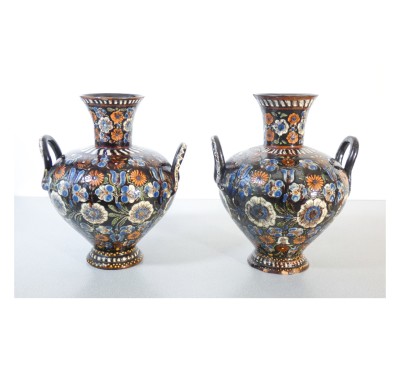 Coppia di vasi ad anfora biansata THOUNE Majolica in terracotta dipinta con colori a smalto. Heimberg Svizzera, 1870-80