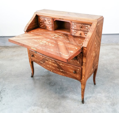 Ribalta Liberty impiallacciata in legno di noce, intarsiata in varie essenze, con due cassetti esterni e quattro interni. Novecento