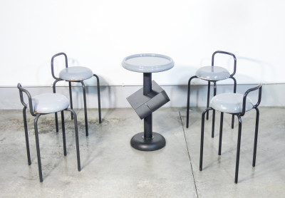 Tavolino e quattro sgabelli di design italiano in metallo e legno. Italia, 1970s