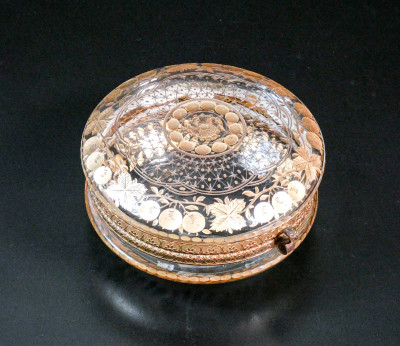 Scatolina, cofanetto portagioie in cristallo con decorazioni dorate. Primo Novecento