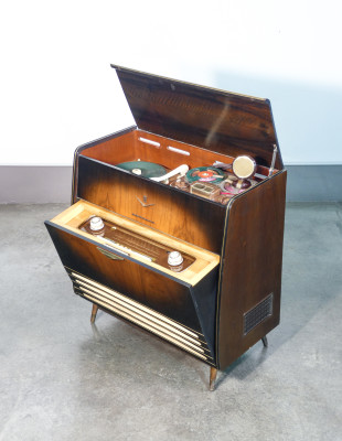 Radio-fono-registratore GRUNDIG Musikschrank 7038. Germania, 1958