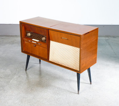 Mobile radio con giradischi WEGA 224. Germania, Anni 60